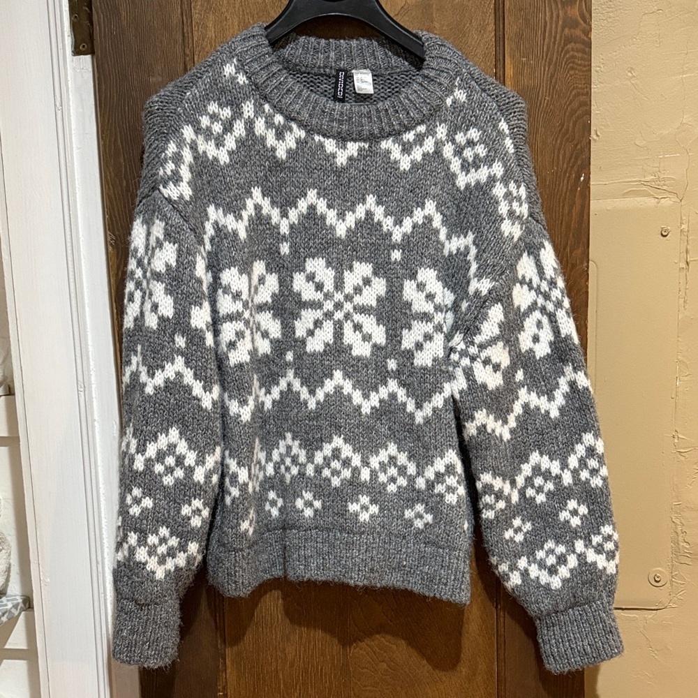 H&M Gray and White Patterned Crew Neck Sweater